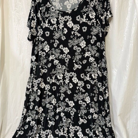 Old Navy Dresses & Skirts - Old Navy Black and White Floral dress. Size large